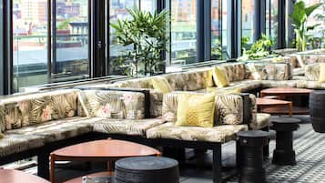 3 bars/lounges, cocktailbar