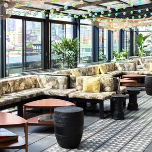 3 bars/lounges, cocktail bar