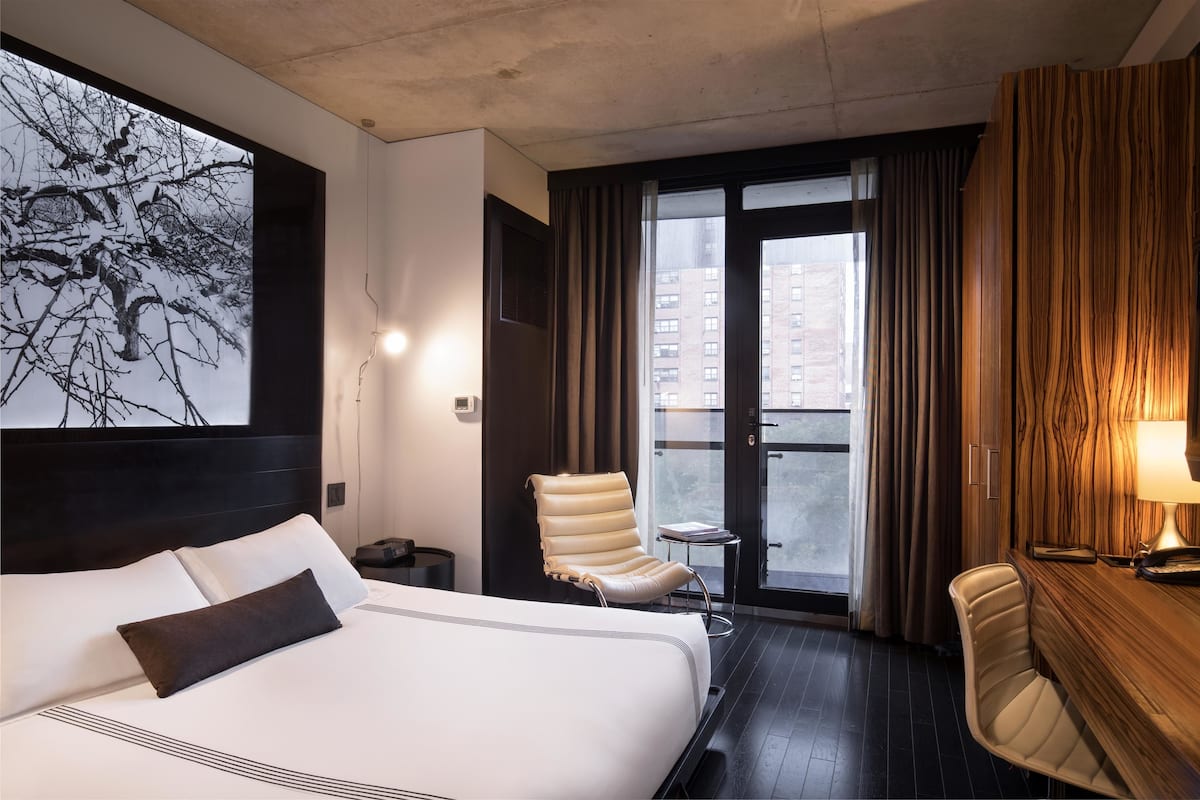 Egyptian cotton sheets, premium bedding, minibar, in-room safe
