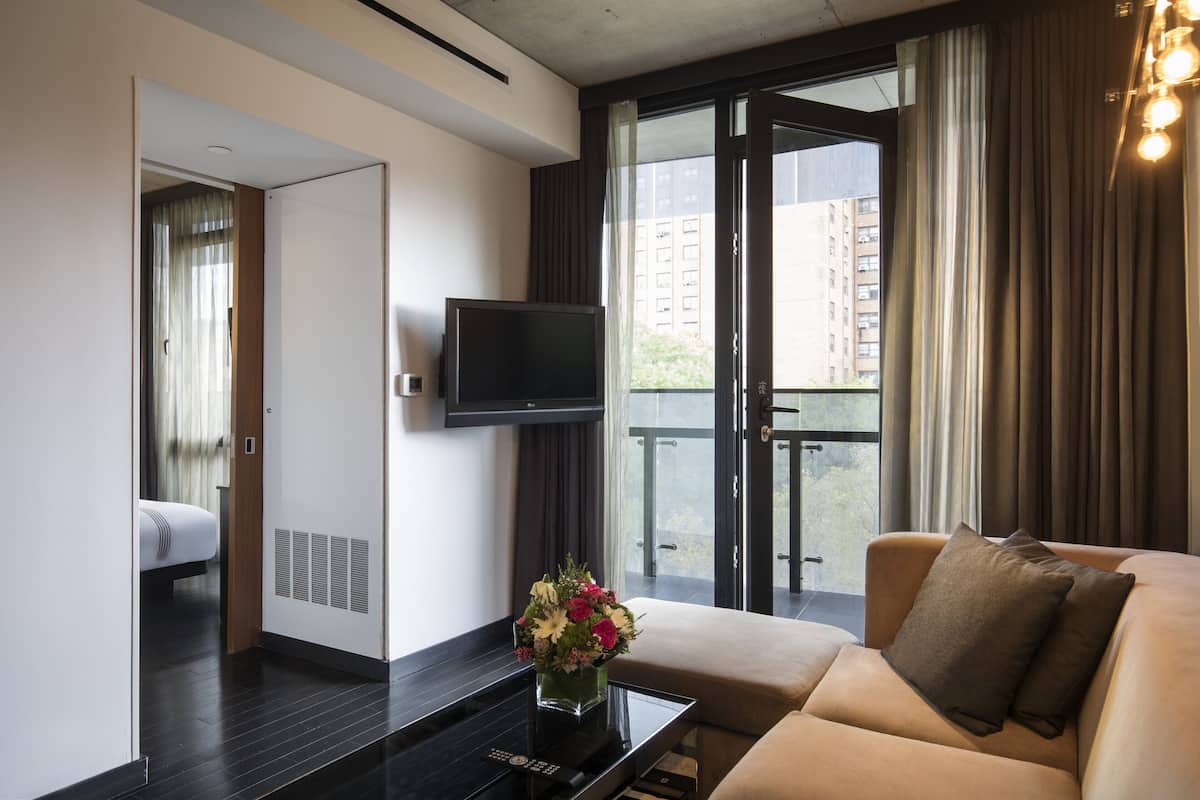 Egyptian cotton sheets, premium bedding, minibar, in-room safe