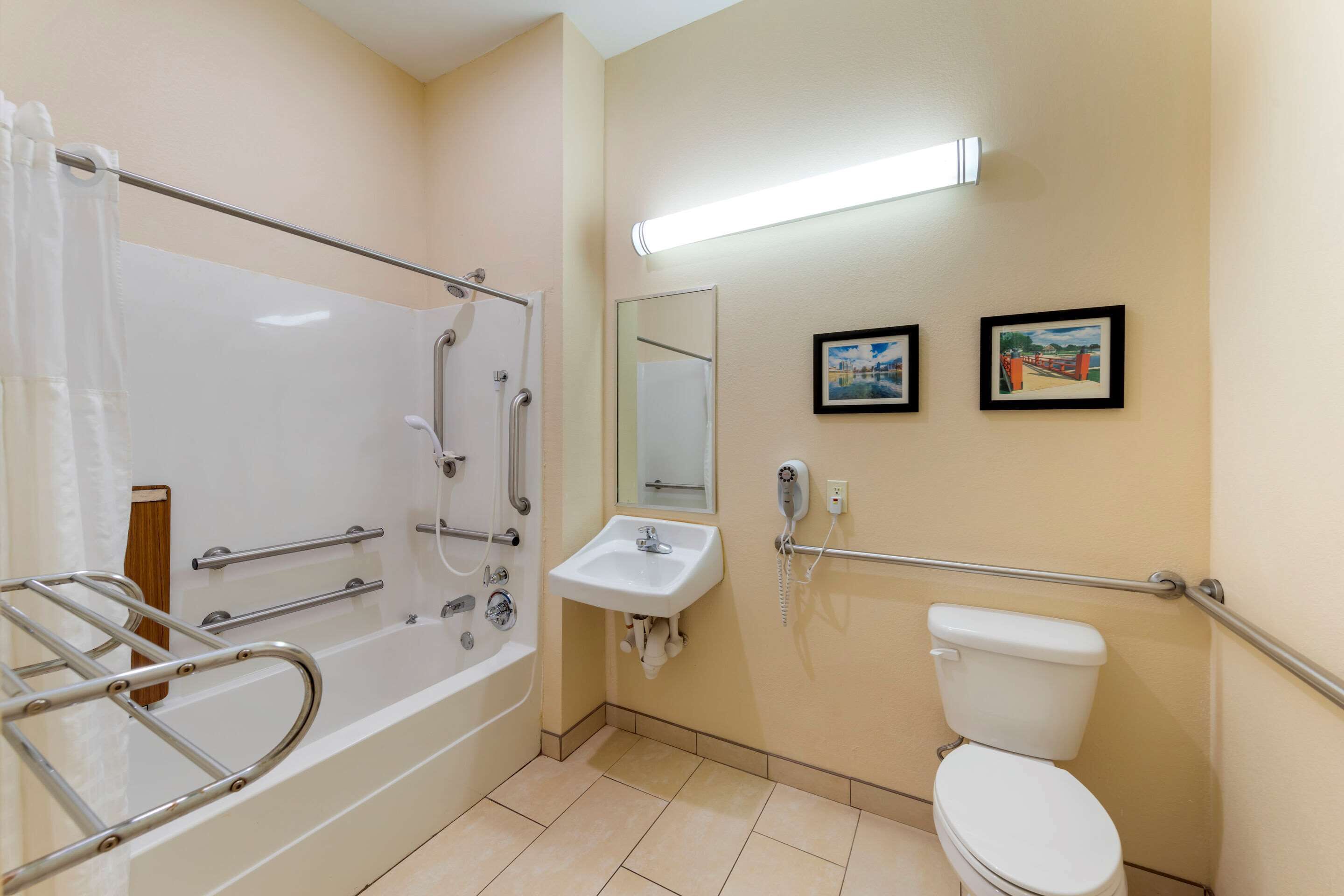 combined shower/bathtub, hair dryer, towels