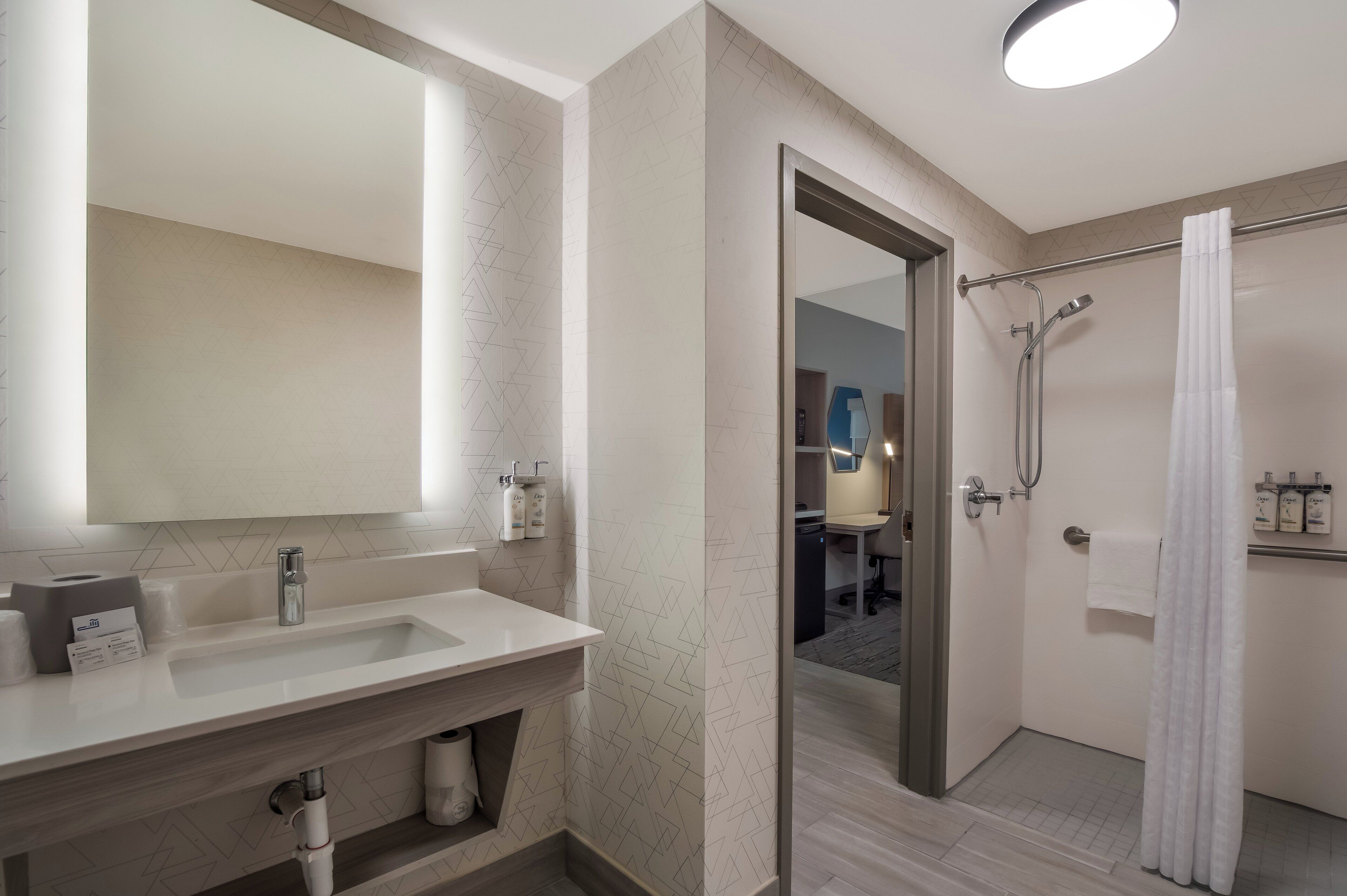 Combined shower/tub, free toiletries, hair dryer, slippers