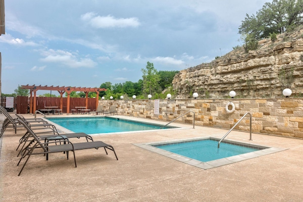 Una piscina al aire libre de temporada