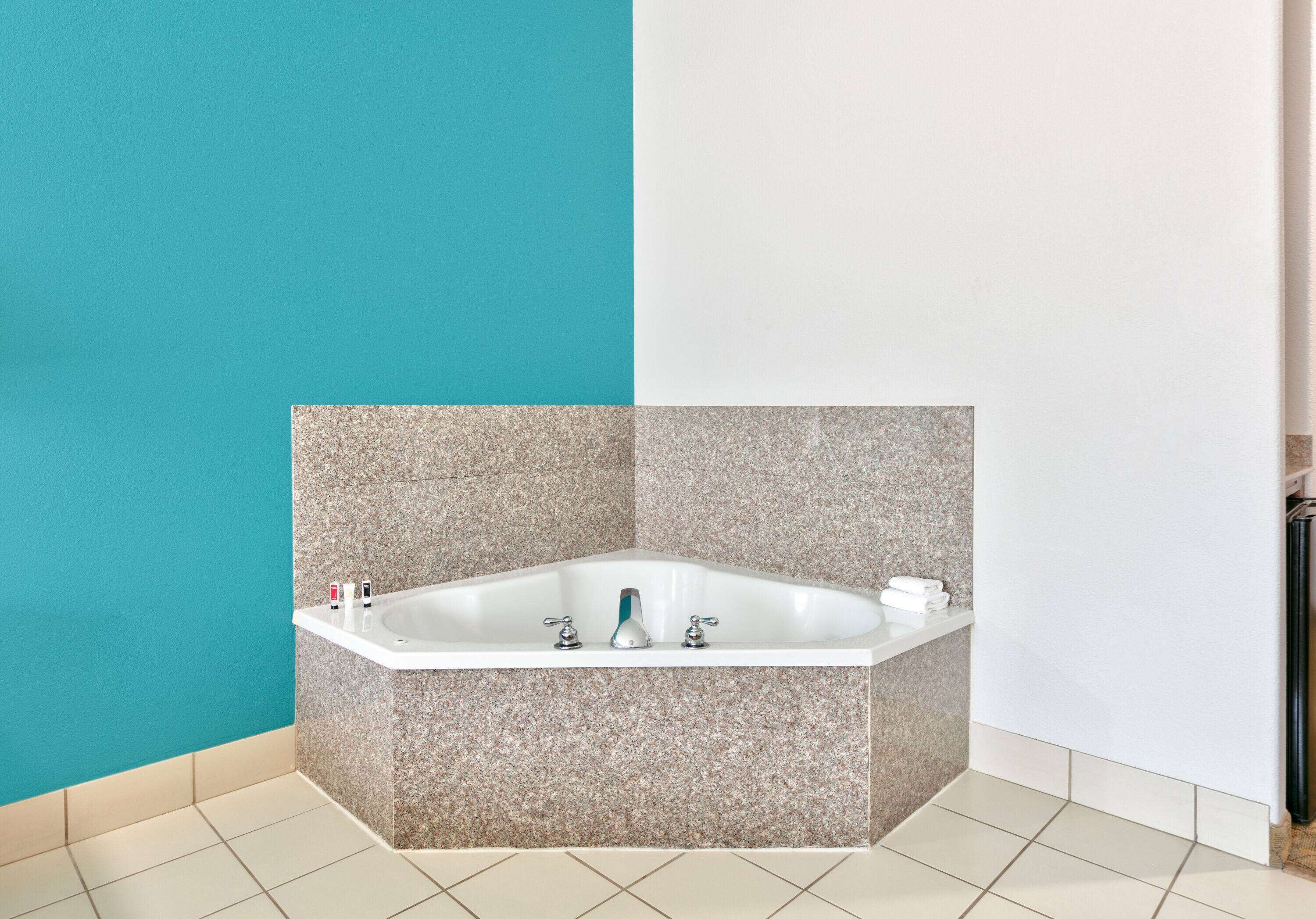 deluxe suite, 1 king bed, non smoking | pillow-top beds, in-room safe, desk, laptop workspace