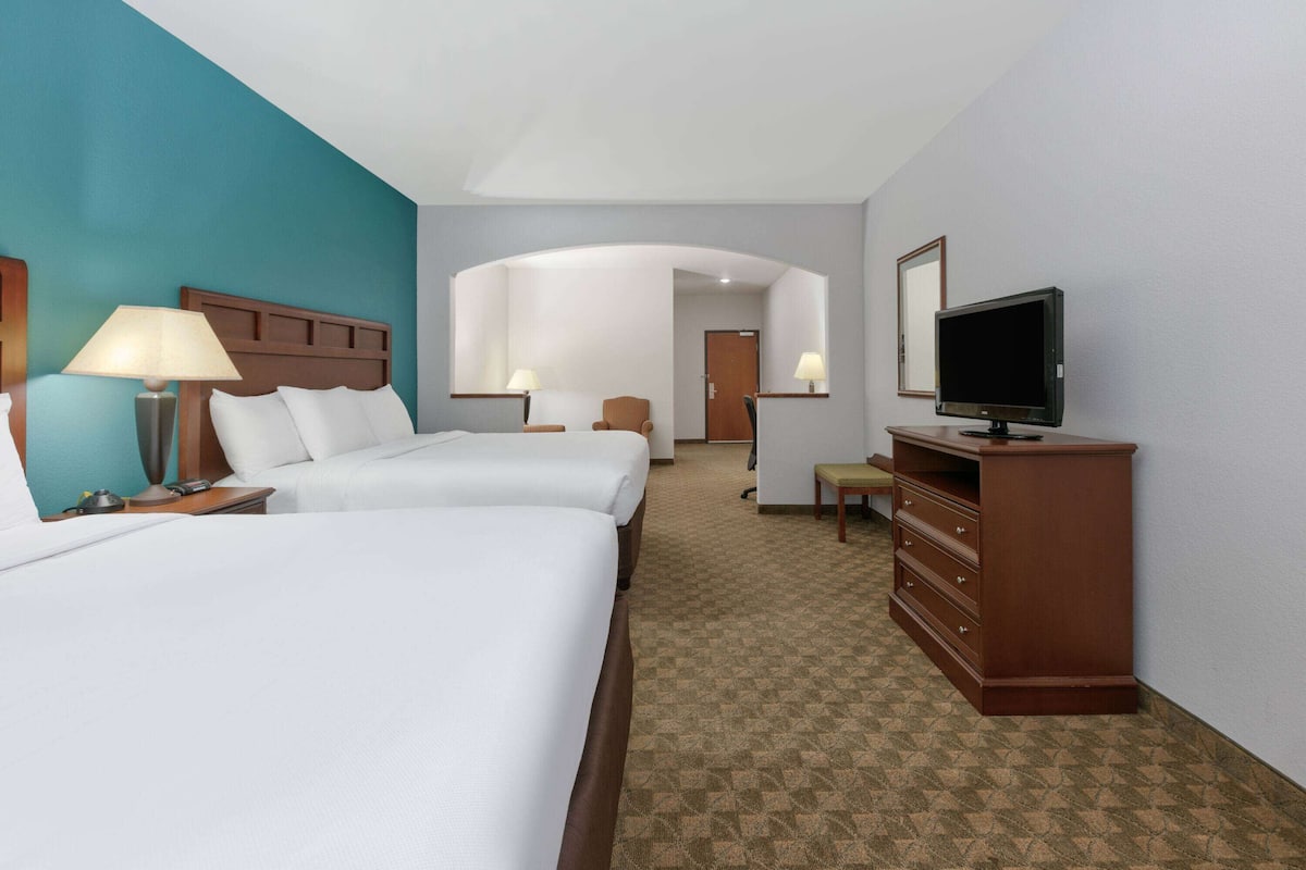 suite, non smoking (2 king beds) | pillow-top beds, in-room safe, desk, laptop workspace