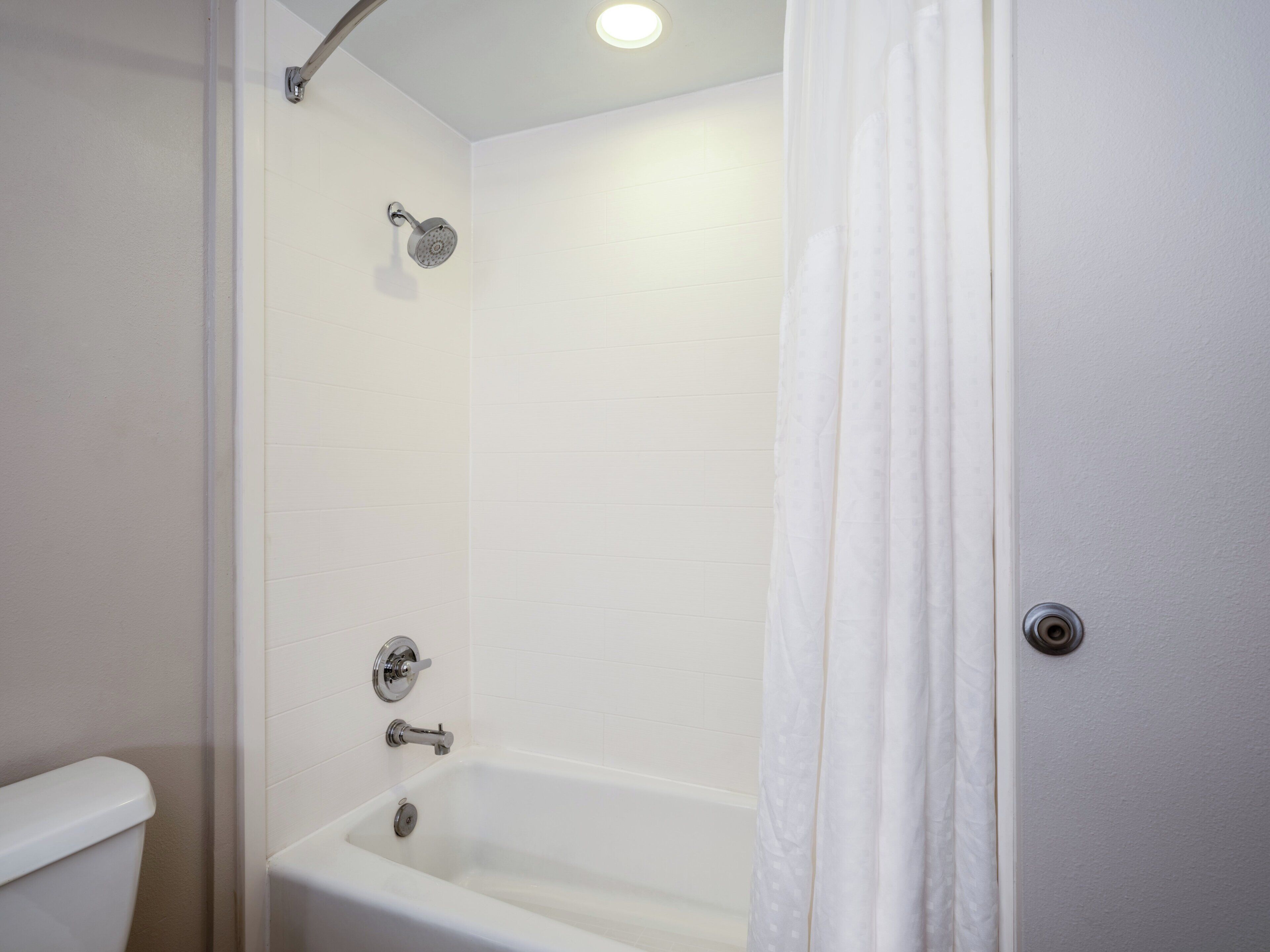 Ein Badezimmer mit Badewanne, Dusche und Toilette.