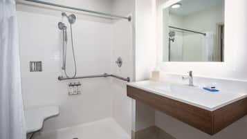 Suíte, 1 cama King, acessível (Accessible Shower) | Banheiro | Chuveiro/banheira combinados, produtos de toalete grátis