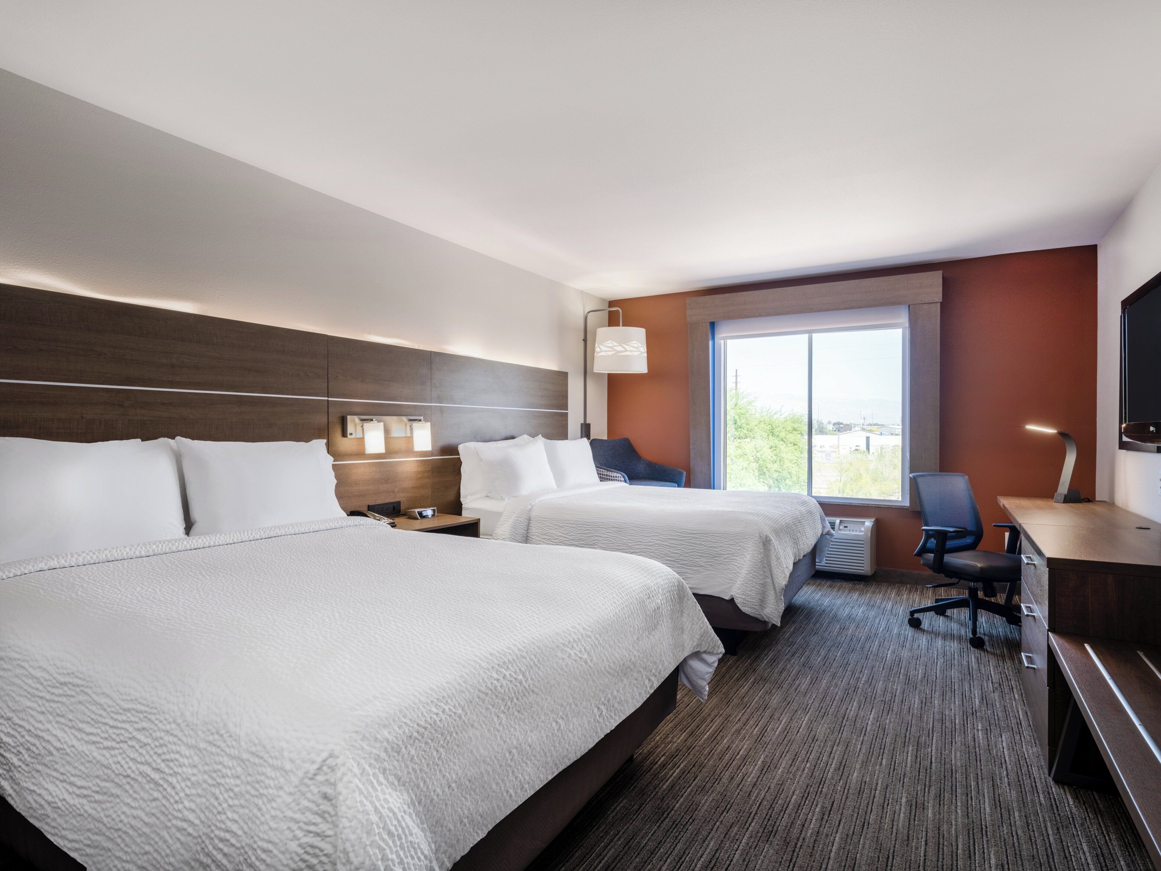 客房内保险箱、办公桌、熨斗/熨衣板、免费婴儿床