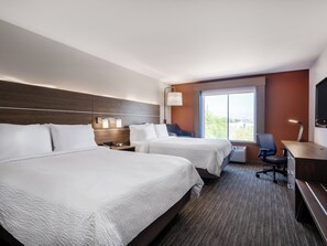 Een kluis op de kamer, een bureau, een strijkplank/strijkijzer