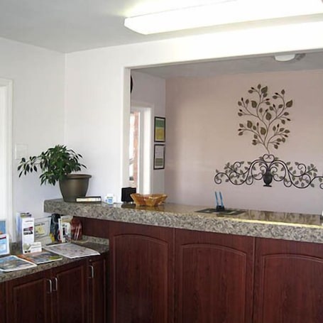 Reception. Interstate 8 Motel