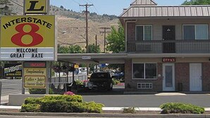 A motel with a sign reading "Motel 8" and "Welcome Great Rate". - Interstate 8 Motel (Lakeview)