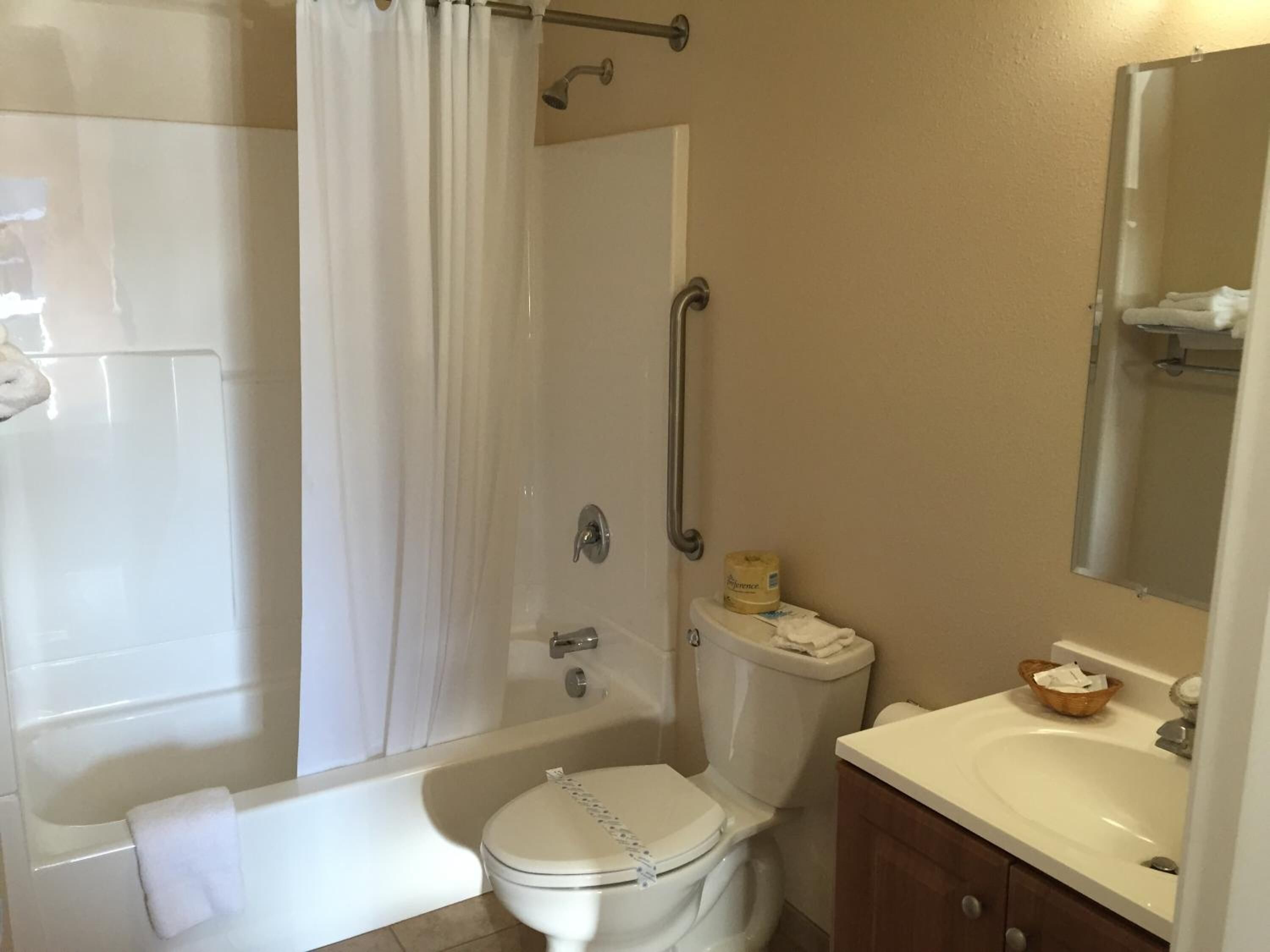 Shower, free toiletries, towels