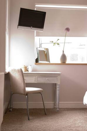 Chambre simple, 1 lit jumeau, salle de bain attenante | Literie de qualité, couette en duvet