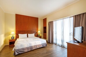 2-Bedroom Suite | Minibar, caja de seguridad en la habitación y escritorio 