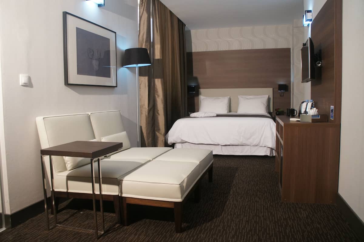 Premium bedding, minibar, in-room safe, desk