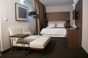 高級寢具、迷你吧、房內夾萬、書桌