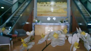 2 restaurants, lunch, dinner served; international cuisine