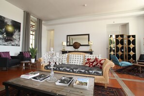 Lobby sitting area - Hotel Estelou (Sommieres)