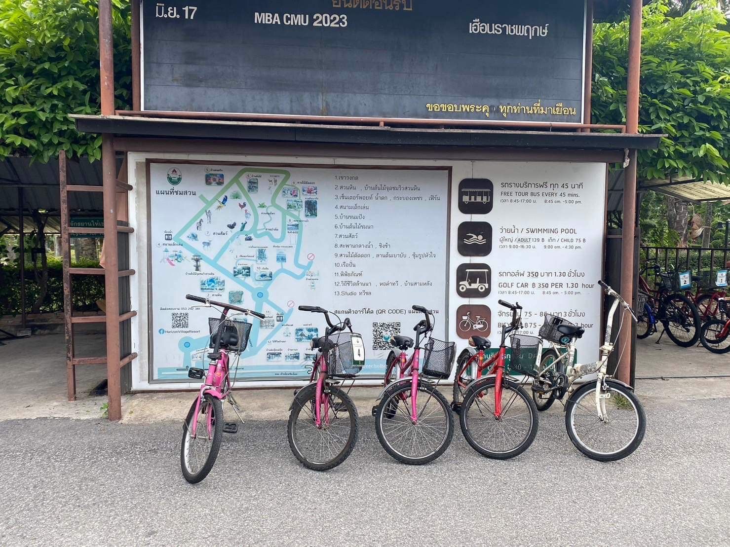 Un panneau d’affichage avec une carte et des informations sur les attractions locales et les différents moyens de transport.
