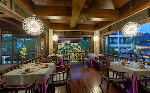 Petit déjeuner, déjeuner et dîner servis sur place, plats Cuisine thaï