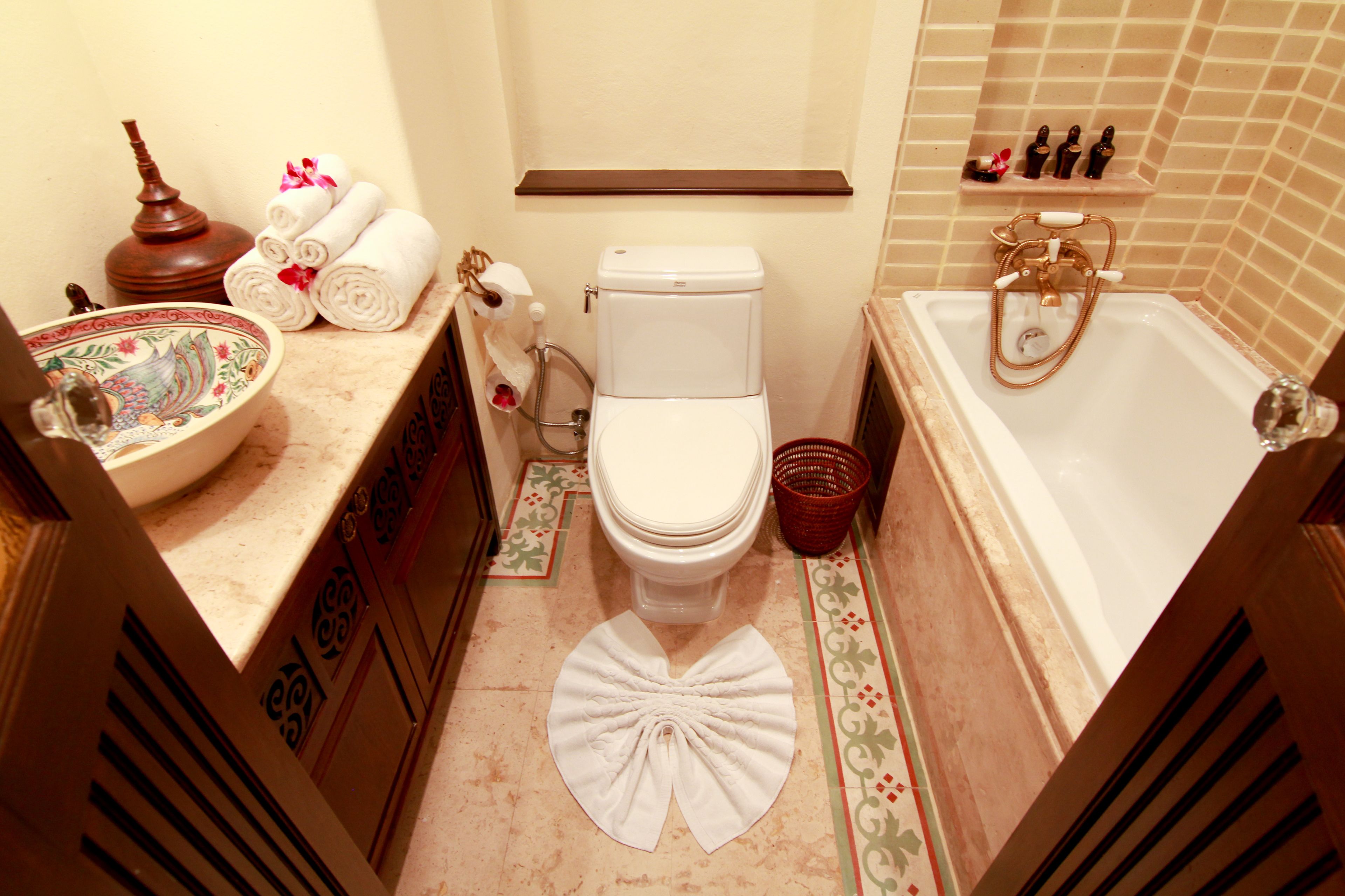 A bathroom with a toilet, sink, and bathtub.