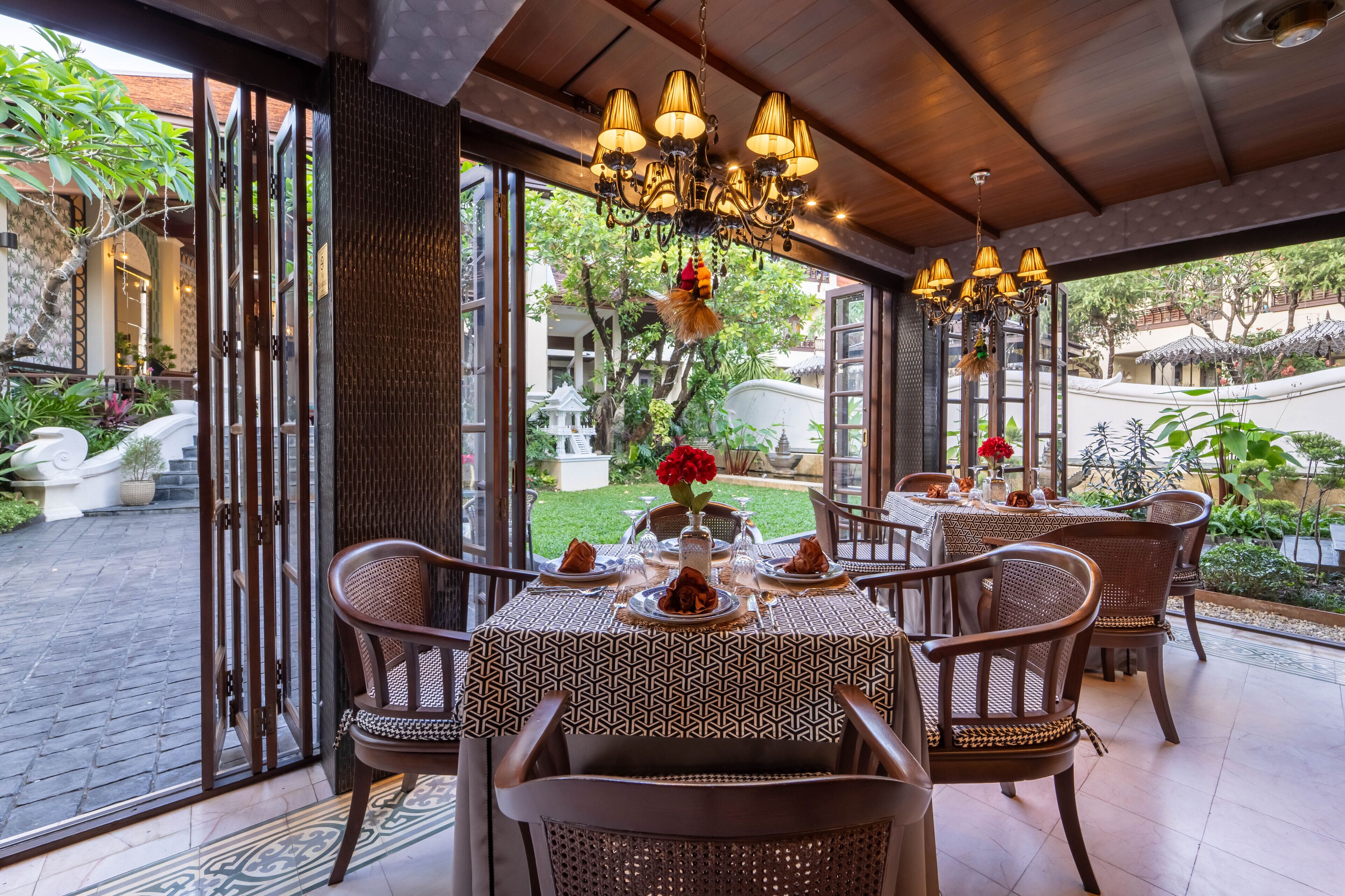 daily buffet breakfast (thb 700 per person)