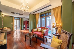 Puripunn Grand Suite | Zona de estar | Televisión LED de 40 pulgadas con canales por cable