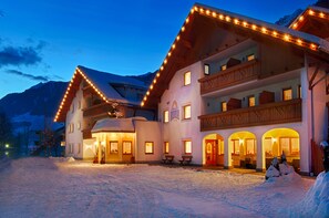 Fassade der Unterkunft – Abend/Nacht