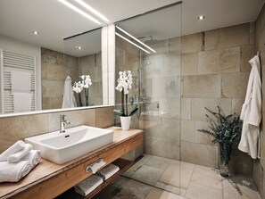 Habitación familiar, 2 habitaciones | Baño | Amenidades de baño gratuitas, secadora de cabello, batas, pantuflas