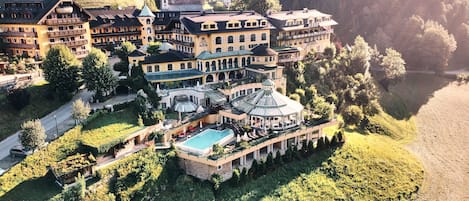 2 indoor pools, outdoor pool, sun loungers