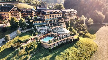 2 εσωτερικές πισίνες, εξωτερική πισίνα, ξαπλώστρες