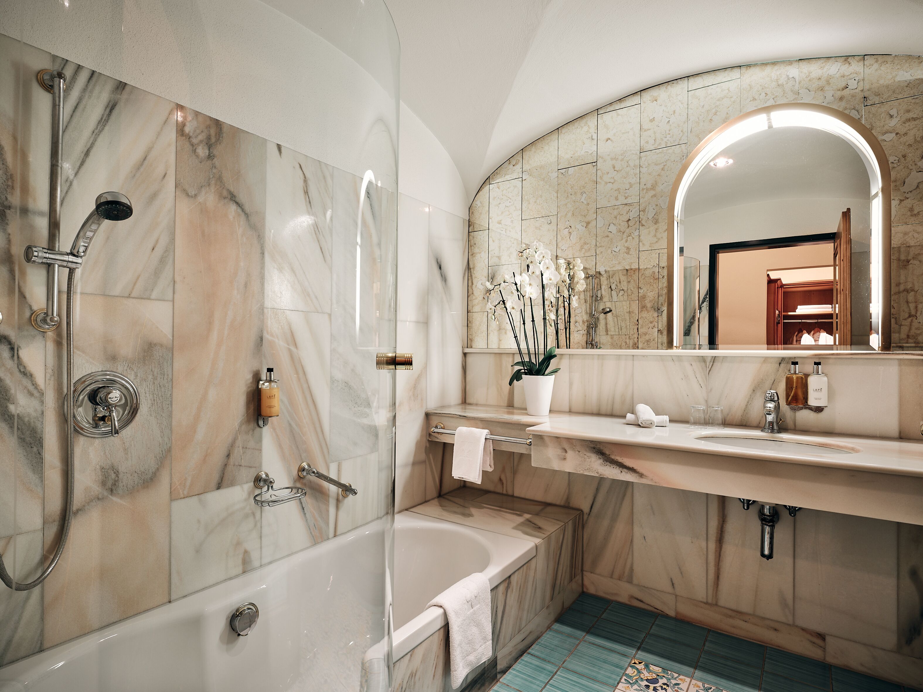 deluxe double room | bathroom | free toiletries, hair dryer, bathrobes, slippers