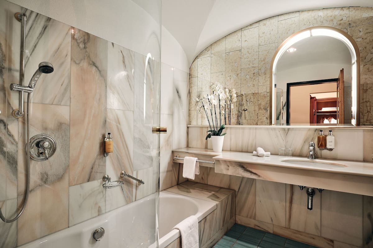 deluxe double room | bathroom | free toiletries, hair dryer, bathrobes, slippers