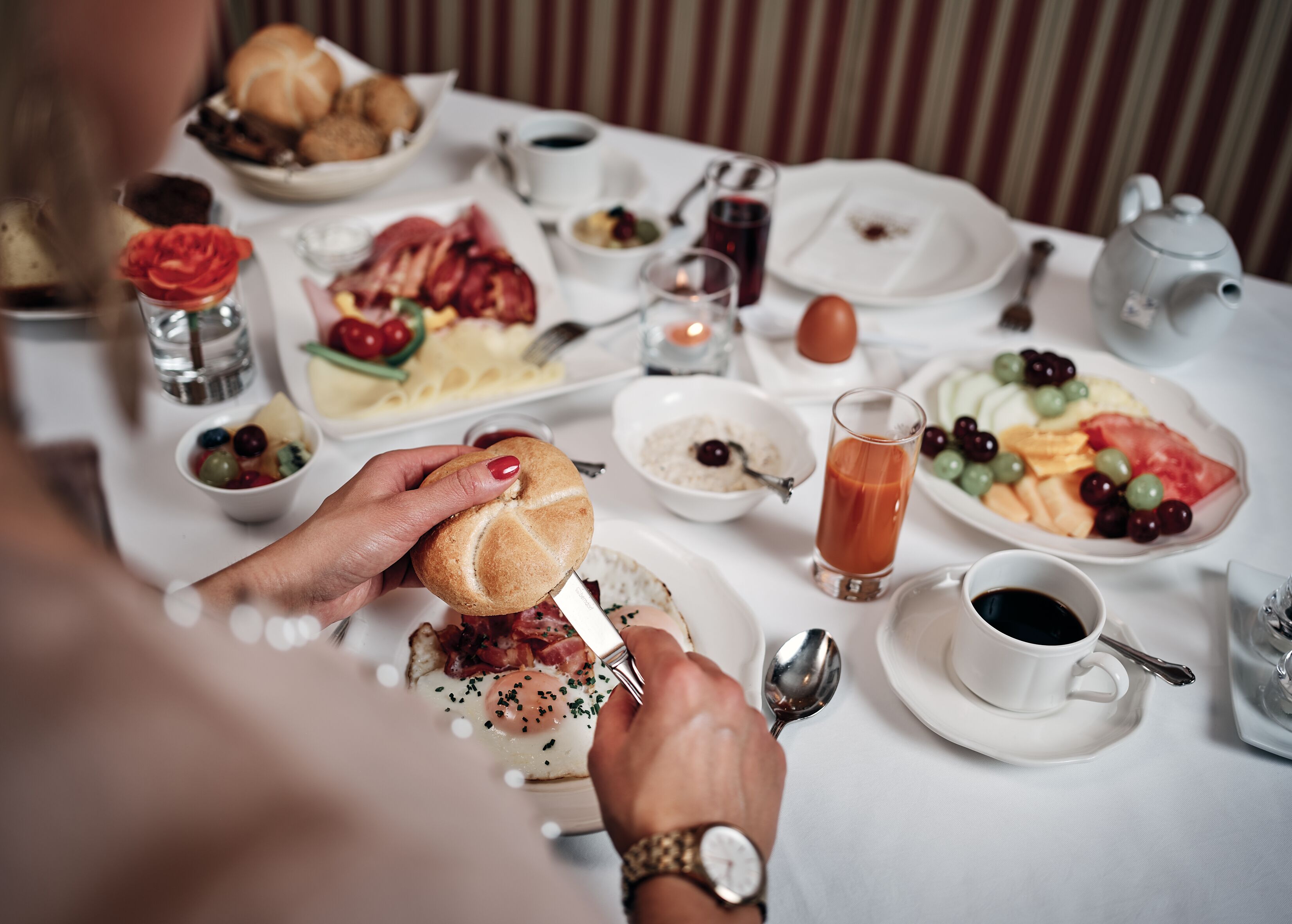 Un desayuno con diferentes platos, como huevos, tostadas y fruta.