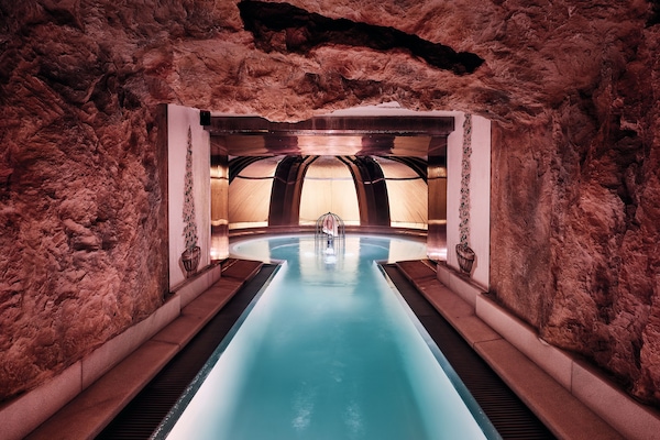 Sauna, hot tub, steam room, body treatments, hot stone massages