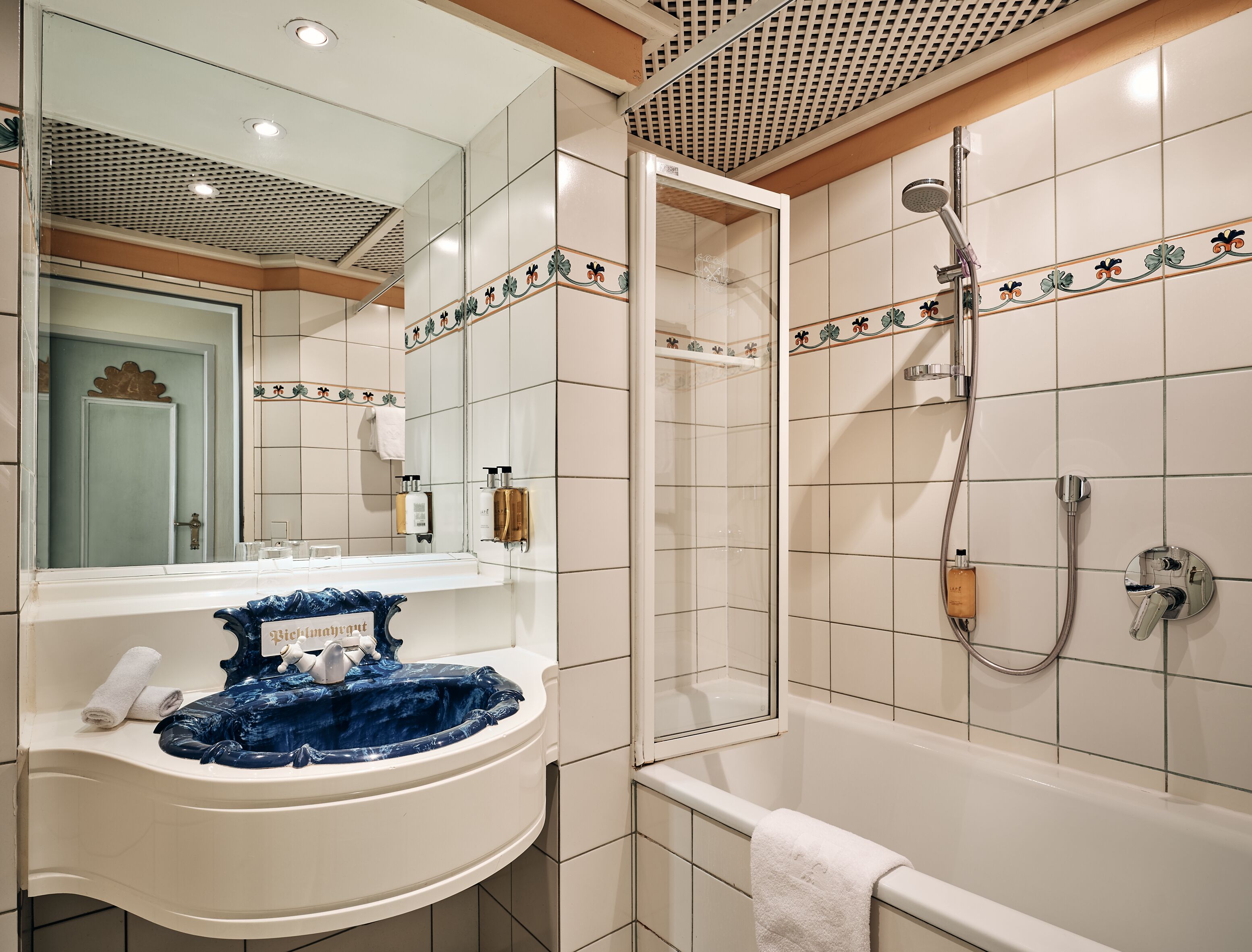 family room, 2 bedrooms | bathroom | free toiletries, hair dryer, bathrobes, slippers