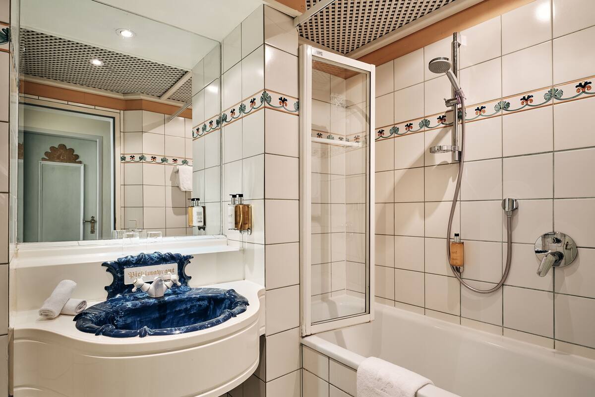 family room, 2 bedrooms | bathroom | free toiletries, hair dryer, bathrobes, slippers