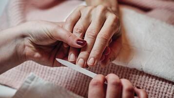 Et nærbillede af hænder, der får manicure.