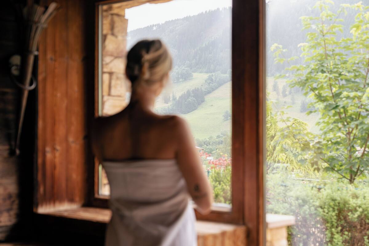 sauna, hot tub, steam room, body treatments, aromatherapy