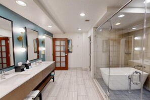 Suite, 1 trĂšs grand lit, non-fumeurs | Salle de bain | Articles de toilette gratuits, sĂšche-cheveux, serviettes fournies, savon