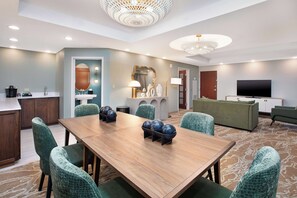 Minibar - Embassy Suites by Hilton San Marcos Hotel Conference Center (San Marcos)
