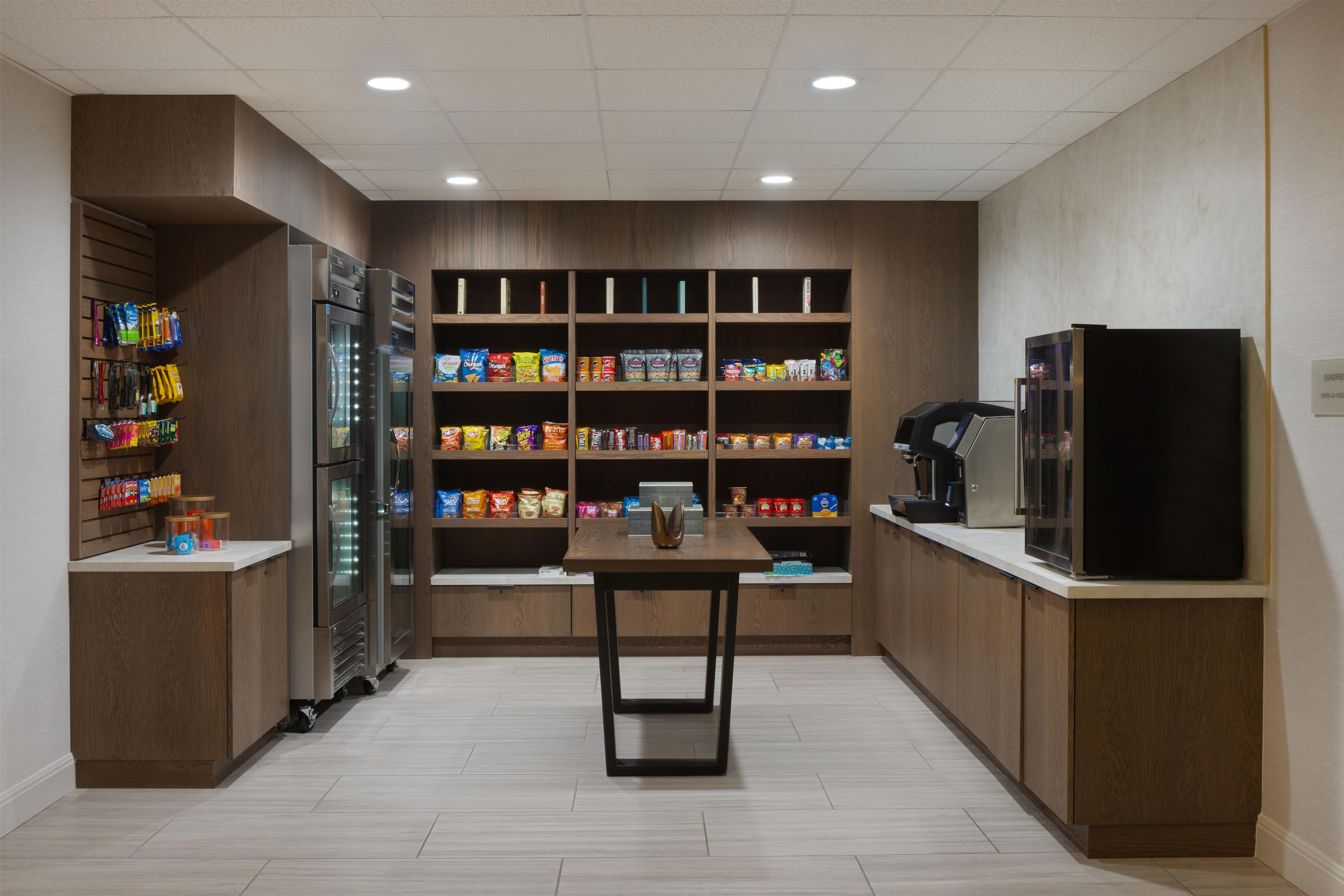 Una cocina moderna con electrodomésticos integrados, armarios de madera y una isla central.