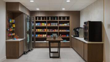 Una cocina moderna con electrodomésticos integrados, armarios de madera y una isla central.