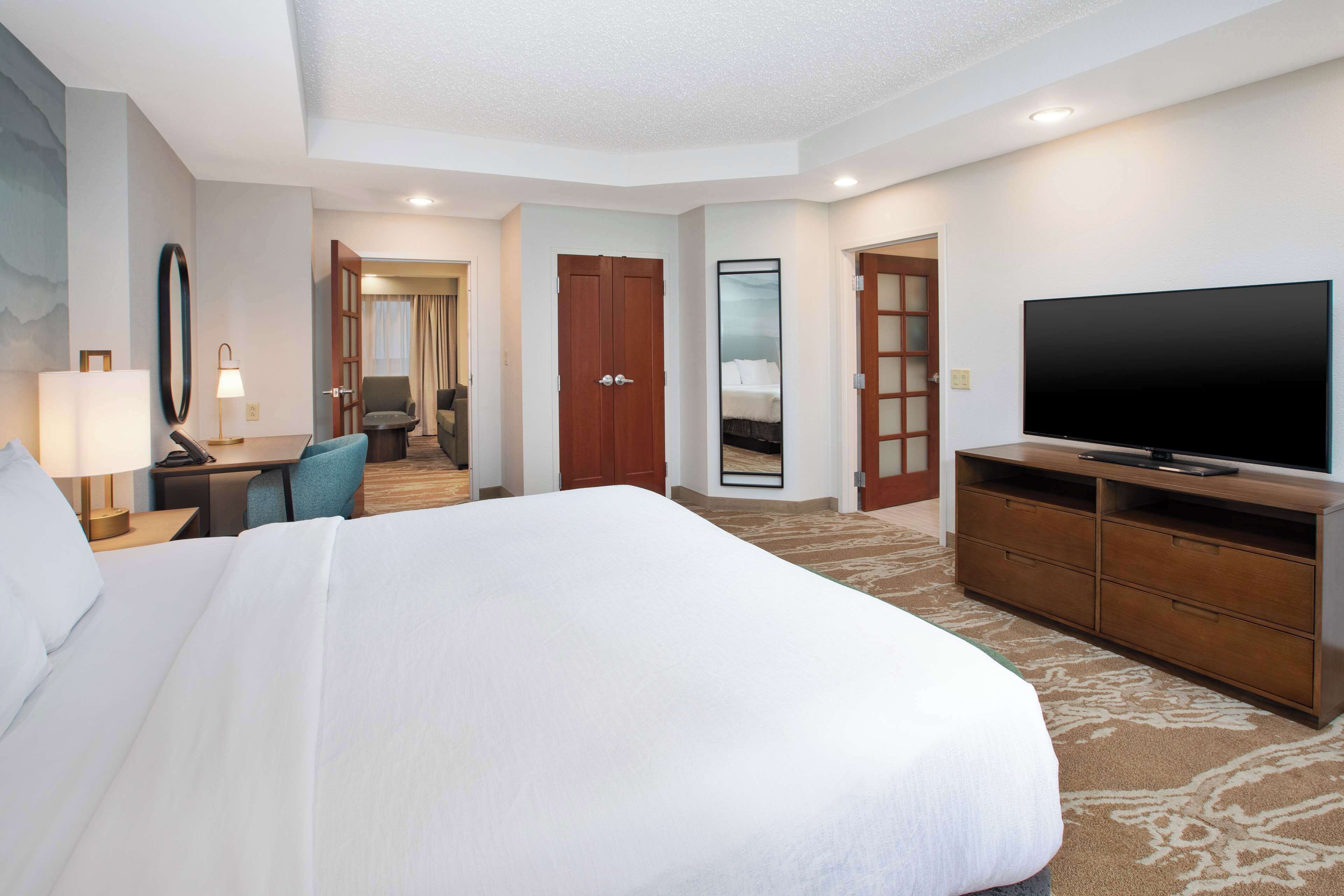 suite, 1 king bed, non smoking | 1 bedroom, hypo-allergenic bedding, pillow-top beds, in-room safe