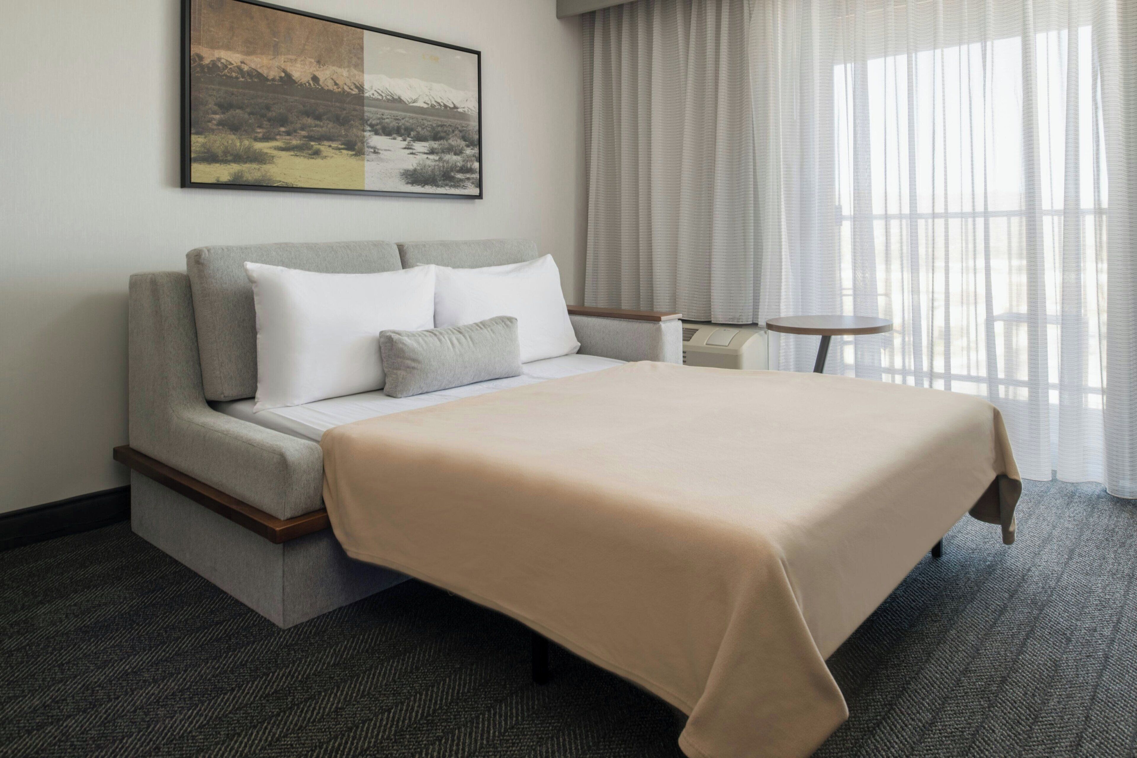 高級寢具、書桌、手提電腦工作空間、遮光窗簾/窗簾