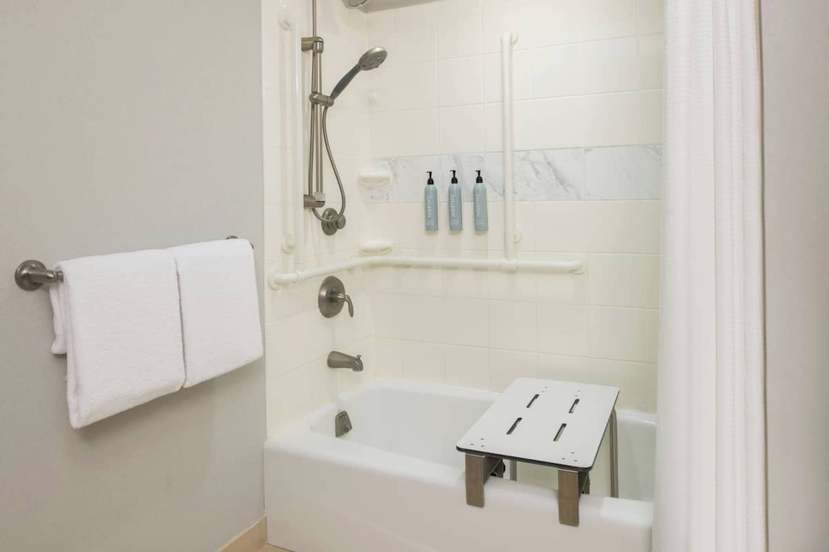 Phòng, 2 giường cỡ queen (Mobility/Hearing Accessible, Tub) | Phòng tắm | Vòi sen/bồn tắm kết hợp, đồ dùng nhà tắm miễn phí, máy sấy tóc