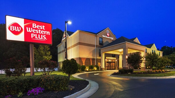 A Best Western Plus hotel with a well-lit entrance and a landscaped driveway. - Best Western Plus Hopewell Fort Lee (Hopewell)
