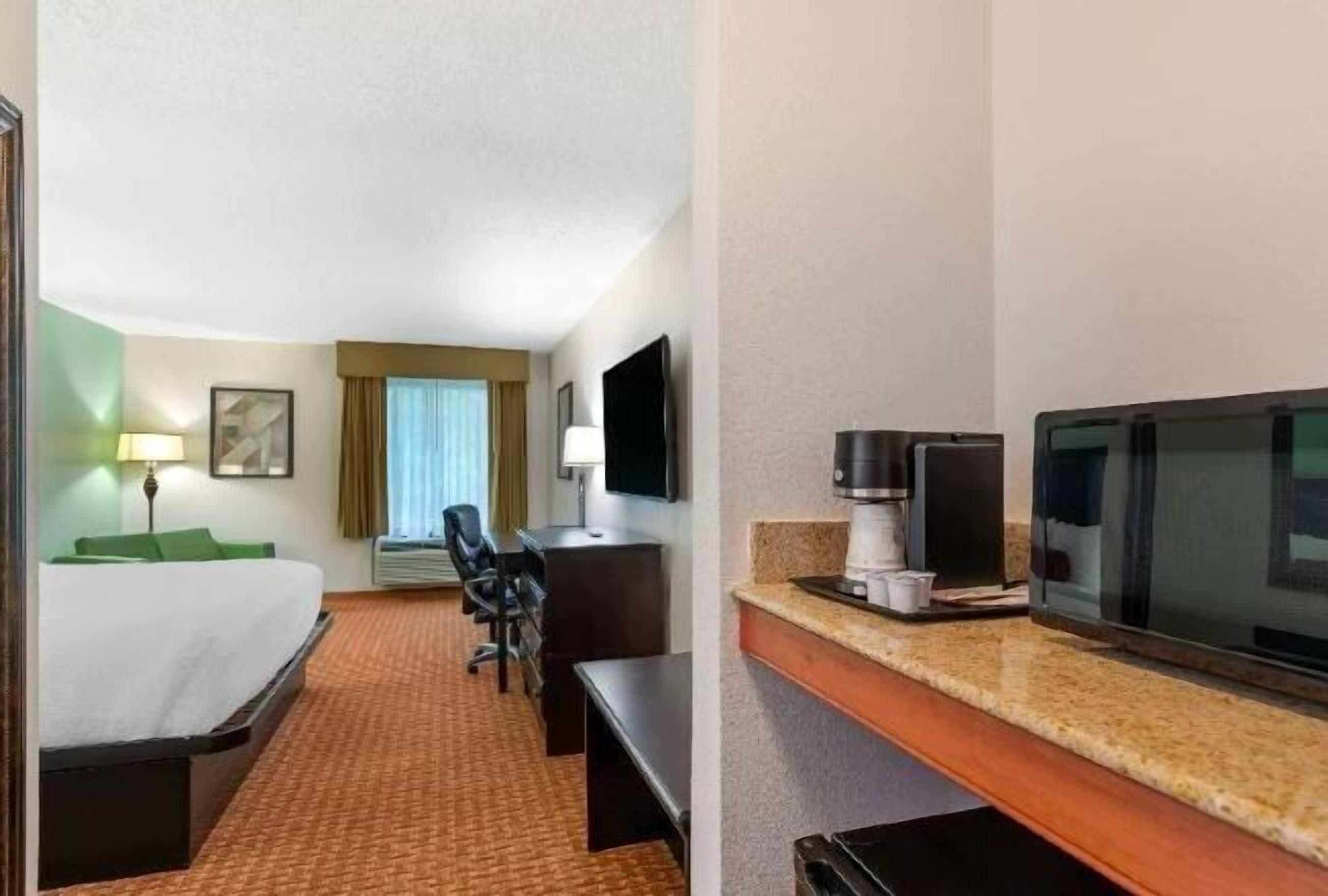 Desk, laptop workspace, iron/ironing board, free cribs/infant beds