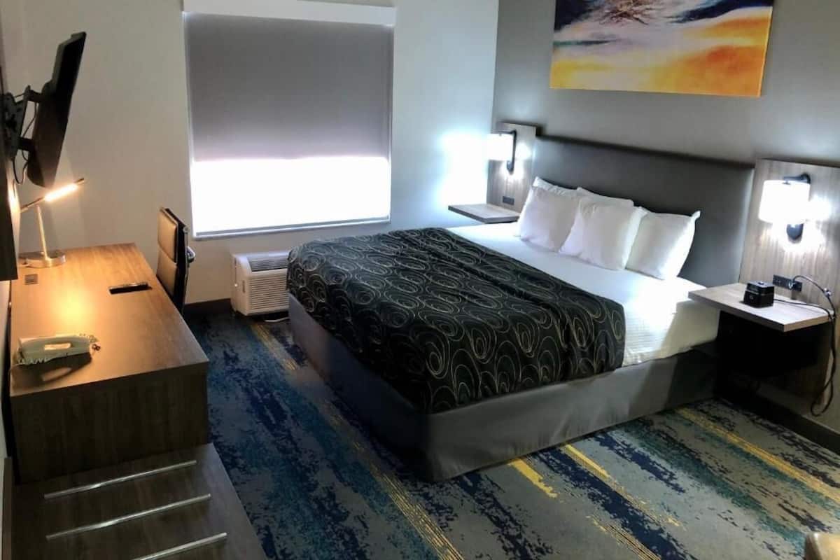 高級寢具、書桌、筆電工作空間、熨斗/熨衣板