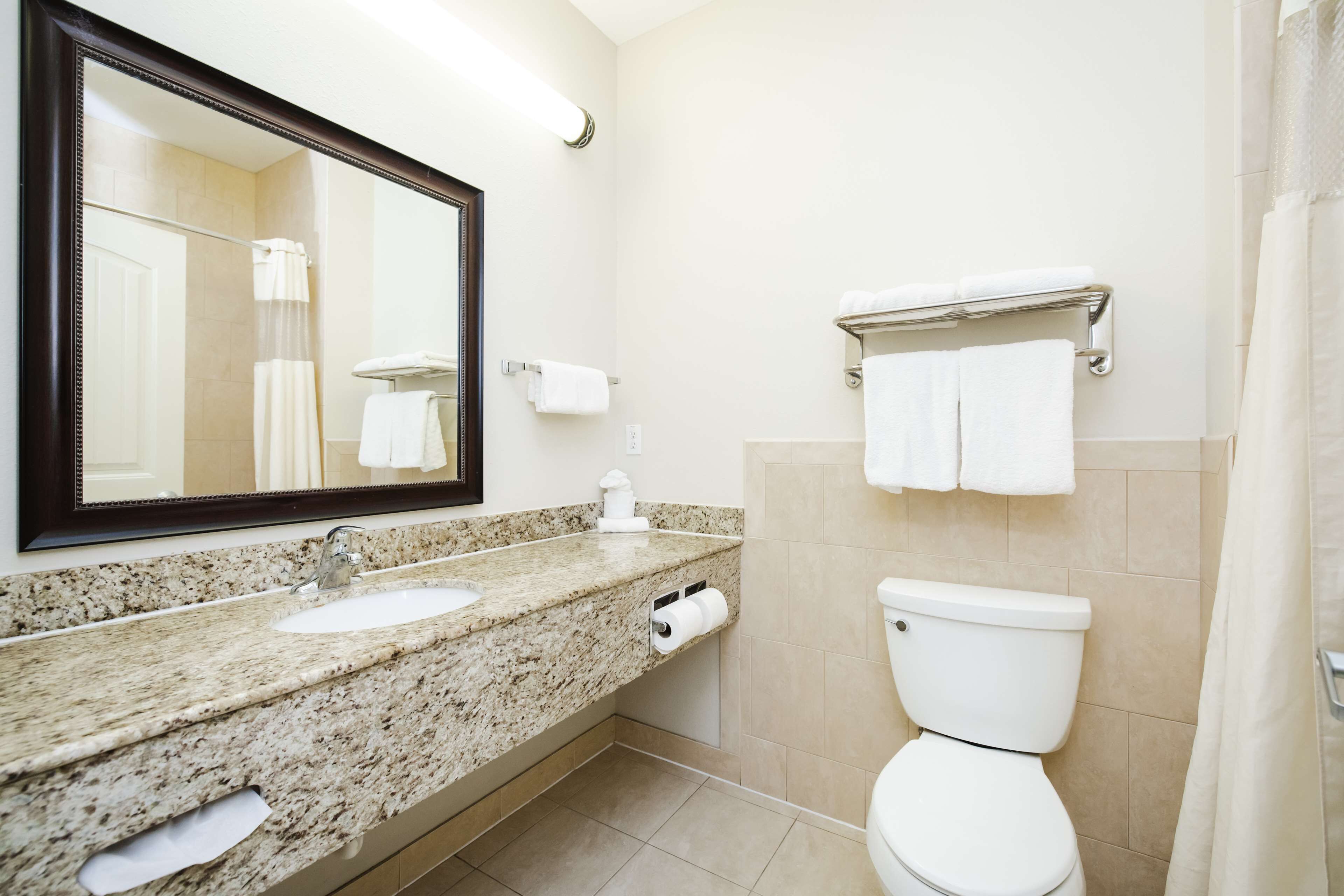 combined shower/bathtub, hydromassage showerhead, designer toiletries